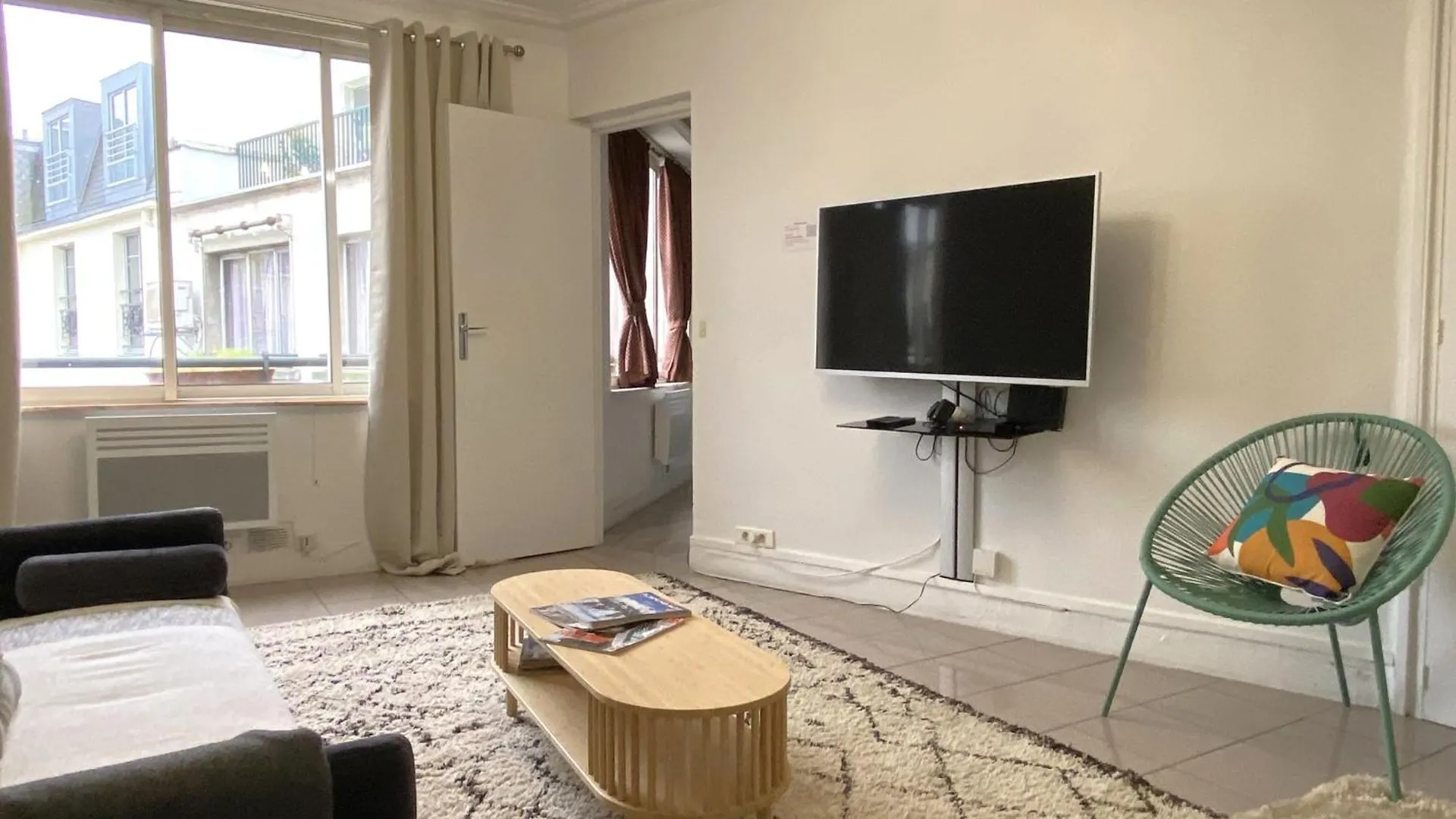 Des Champs Elysees Apartment