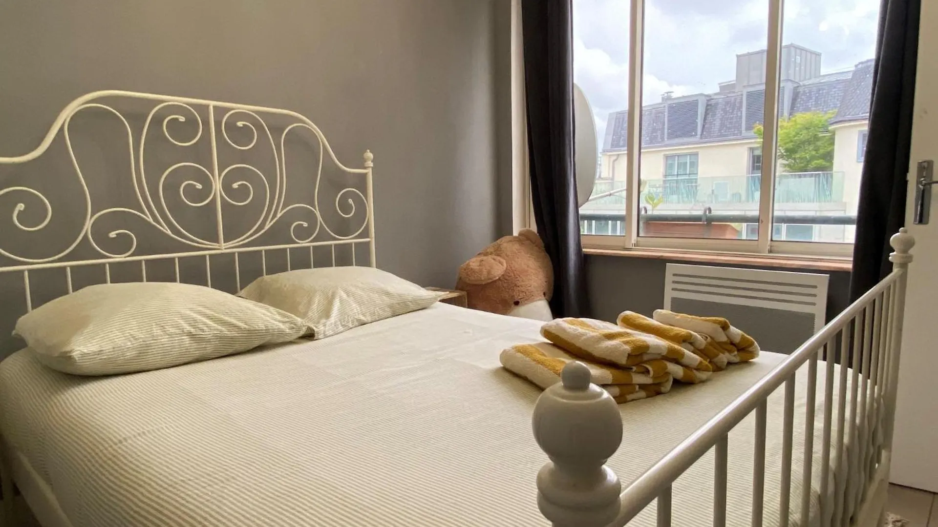 Des Champs Elysees Apartment Paris